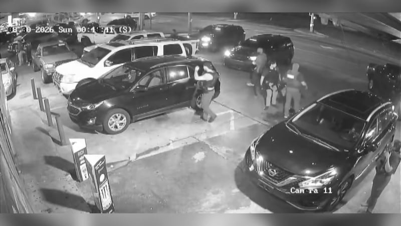 Cámara de vigilancia capta la llegada de los agentes de ICE.