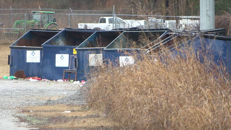 Imagen del grupo de contenedores de basura del parque de casas móviles donde la bebé hispana...
