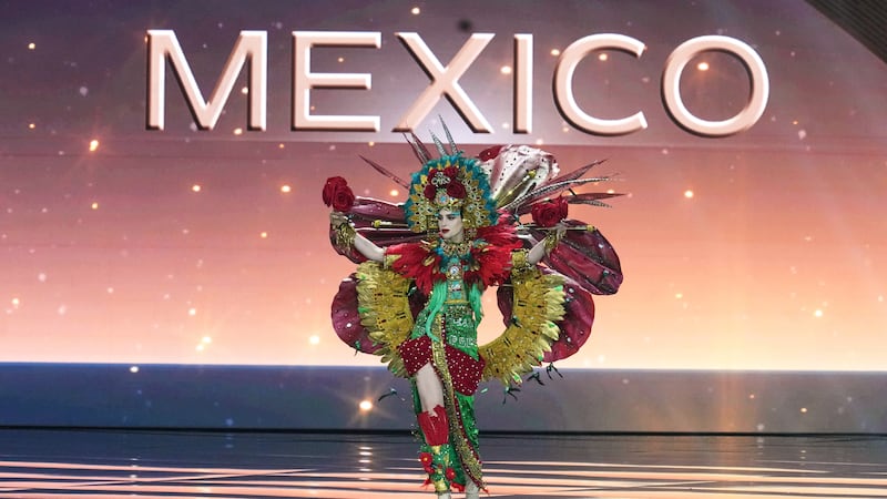 La mexicana Fátima Bosch participa en la competencia de trajes nacionales del certamen Miss...