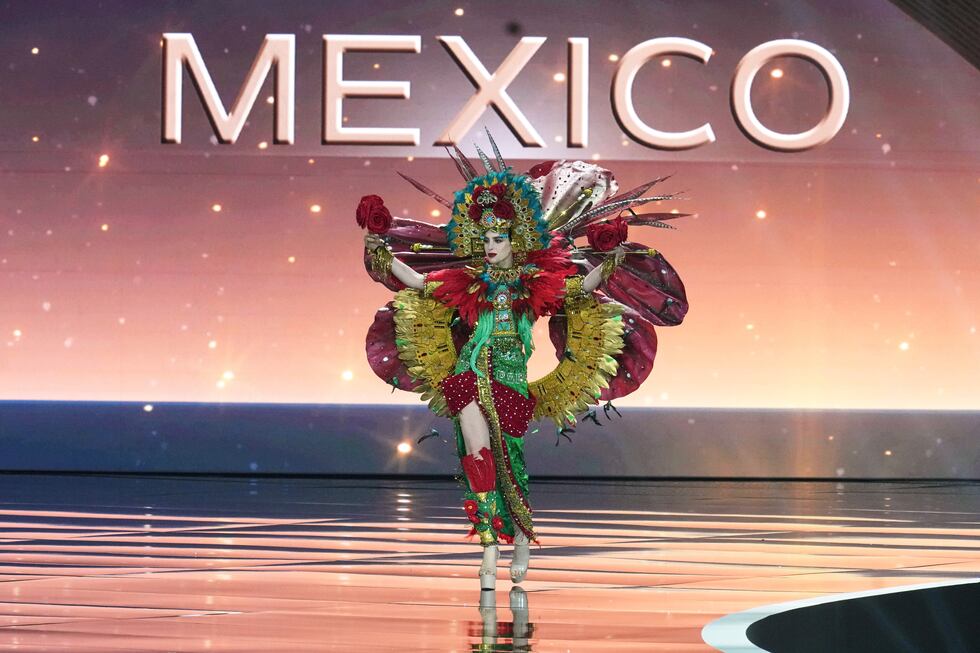 La mexicana Fátima Bosch participa en la competencia de trajes nacionales del certamen Miss...