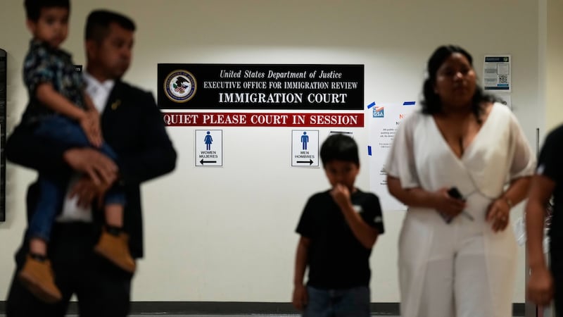 Personas llegan a vistas en un tribunal de inmigración en Nueva York, el 27 de julio de 2026....