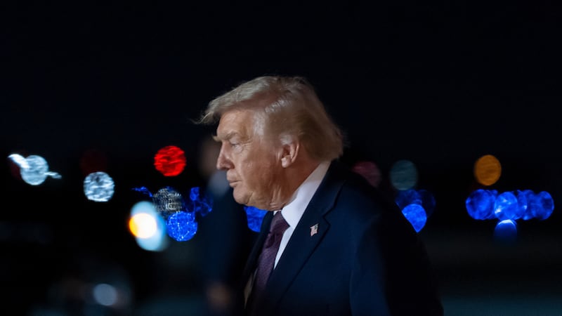 El presidente estadounidense Donald Trump llega en el Air Force One en el Aeropuerto...