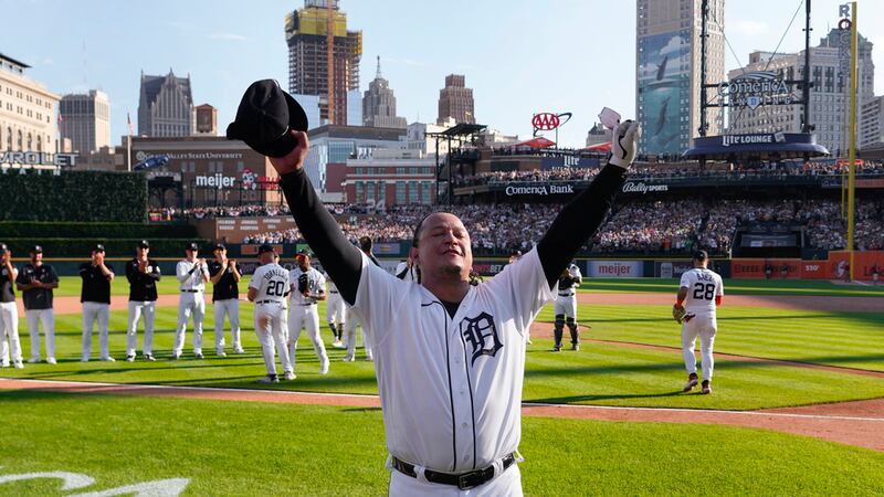 El venezolano Miguel Cabrera de los Tigres de Detroit muestra su agradecimiento hacia los...