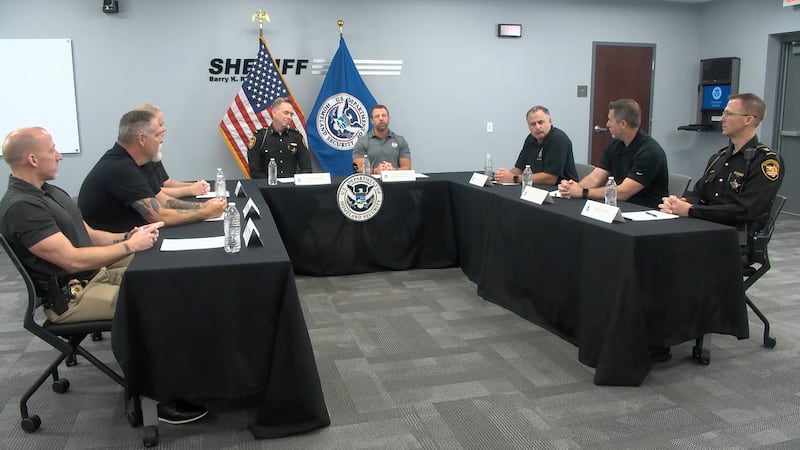 Secretario de Seguridad Nacional, Markwayne Mullin, participó en una mesa redonda junto con...
