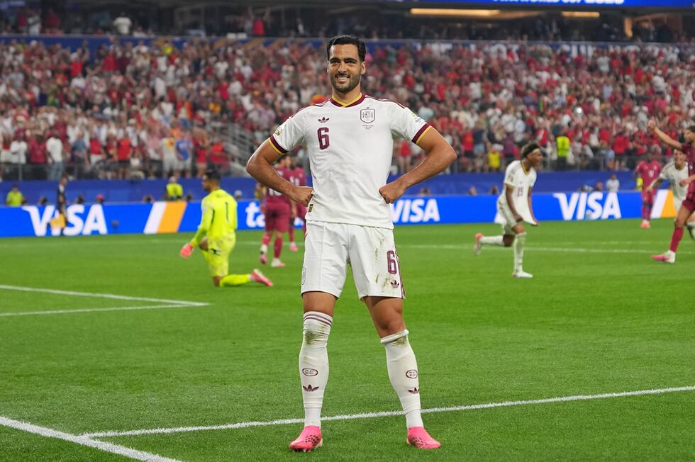 Mikel Merino (6) celebra tras marcar el gol de España ante Portugal en los octavos de final...