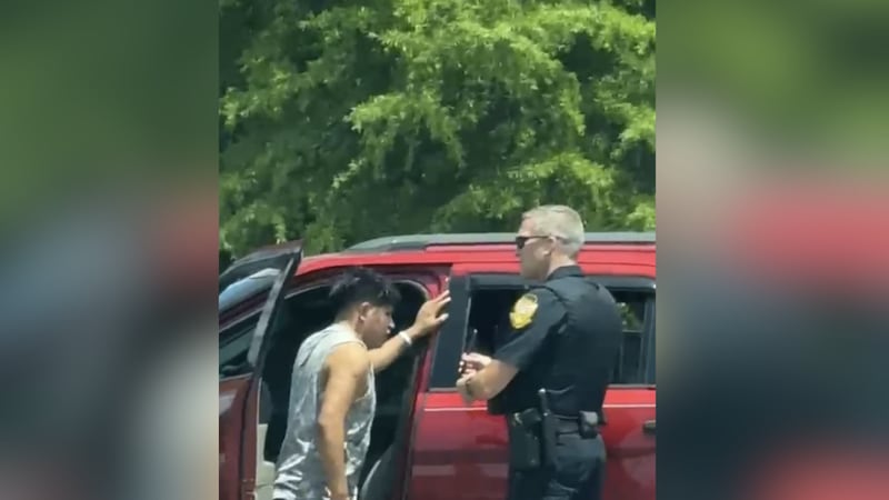 Policía de Sevierville realizando la detención de un hispano tras no poner la direccional para...