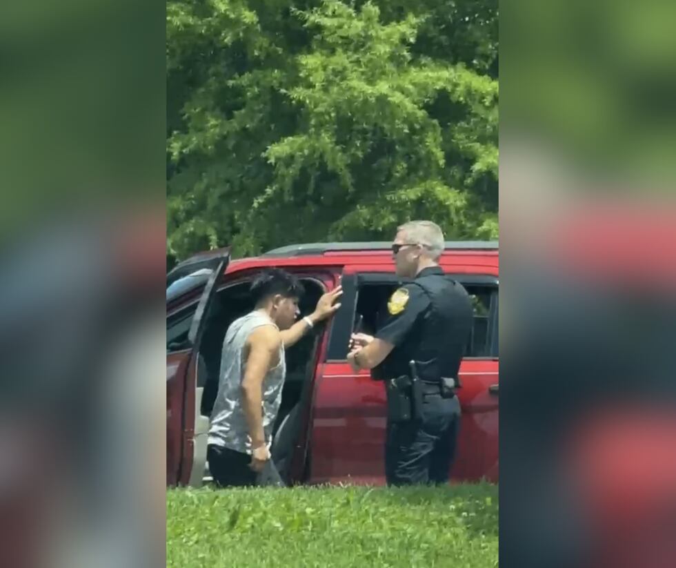 Policía de Sevierville realizando la detención de un hispano tras no poner la direccional para...