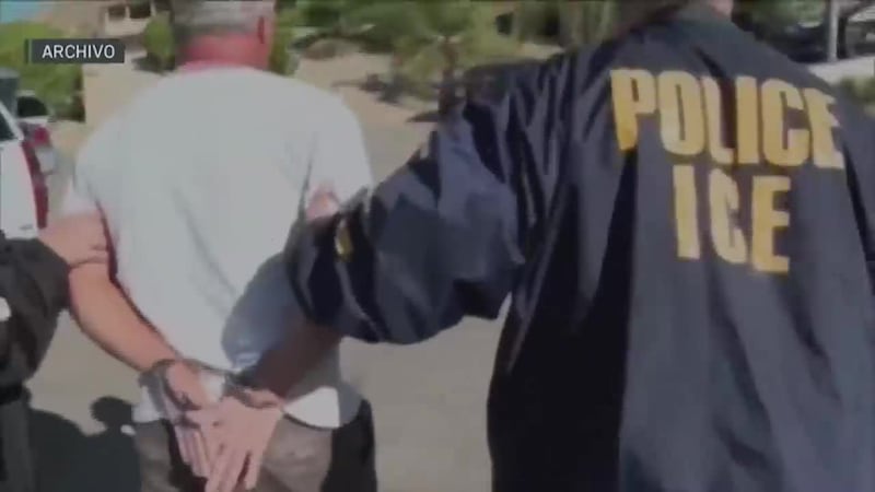 Alguacil reconoce que deportación masiva no es realista y ahora se enfoca en inmigrantes con...