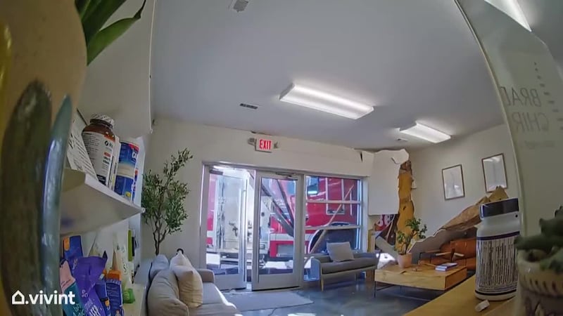 Caminón de bomberos se estrella en una clínica en Nashville