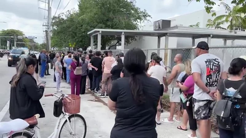 Padres pasaron horas esperando afuera de una escuela luego de que en una llamada al 911 una...