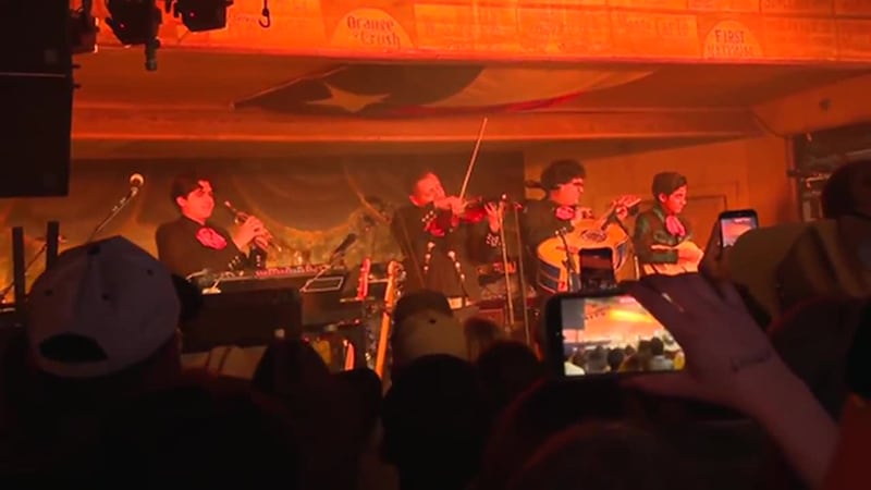 Tras haber estado en un centro de detención de ICE, los hermanos mariachi vuelven a tocar...