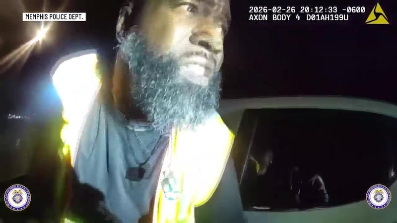 VIDEO: Momentos los que un oficial de policía de Memphis recibe un disparo en la cara
