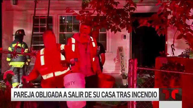 Pareja logra salir a tiempo, tras incendiarse su casa