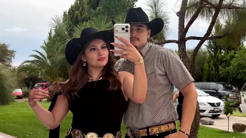Romántica propuesta de matrimonio de pareja hispana termina en indignación. Mujer les grita:...