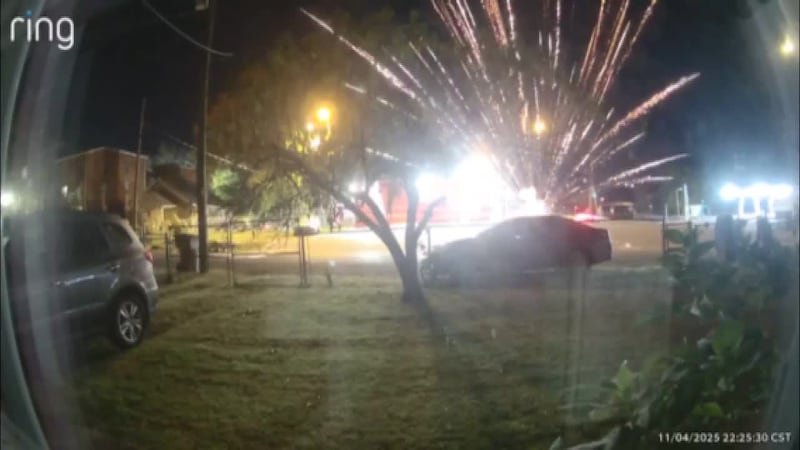 Lanzan fuegos aritificiales encendidos desde un auto