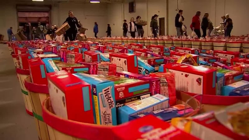 Policía de Metro Nashville entrega comida y juguetes a casi 430 familias